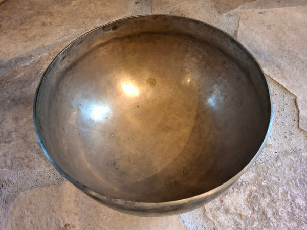 Bowl 766: 8.5" Antique Himalayan Singing Bowl 114 HZ A2+47