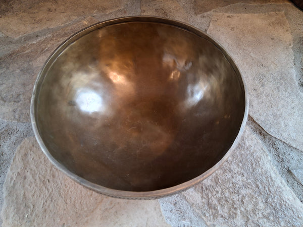 Bowl 927: 10.5" Thangka Art Work Himalayan Singing Bowl 141 Hz C#3+30